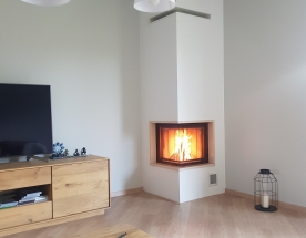 Nasze realizacje - Nowoczesne NR-N-251 - Kominek nowoczesny z wkładem Spartherm Mini 2Lh z dołożonym modułem wodnym Spartherm. Dzięki temu piec ogrzewa 140m2 dom a przy tym pali się w nim jak z zwykłym kominku napowietrznym (czysta szyba, mało popiołu). projekt: Marcin Deręgowski