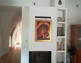 Nasze realizacje - Nowoczesne NR-N-252 - Nowoczesny kominek z wkładem Hajduk i szybą przesuwaną do góry. Wykończenie wokół wkładu - czarny granit. projekt: Marcin Deręgowski