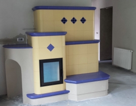 Nasze realizacje - Kaflowe NR-K-80 - Nowoczesny kominek kumulacyjny. Wybudowany na bazie wkładu Spartherm Mini Z1 z podwójną szybą podłączonego do masy kumulacyjnej. Kafle ceramiczne w szkliwach jasny kobalt i ecru. Proces spalania i kumulacji sterowany elektronicznie. projekt: Marcin Deręgowski