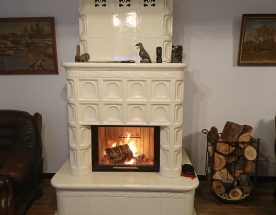 Nasze realizacje - Kaflowe NR-K-85 - Kominek kaflowy z kafli o tłoczonym wzorze brama i gładki, oraz szkliwie ecru błysk. Wkład kominkowy Spartherm Varia 1Vh z szybą przesuwaną do góry, podłączony z okrągłą masą kumulacyjną (utrzymuje ciepło 6-8h po wygaśnięciu). projekt: Marcin Deręgowski