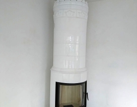 Nasze realizacje - Piece kaflowe NR-PK-42 - Okrągły piec kaflowy z wkładem Spartherm Speedy R57. Ceramika w białym błyszczącym szkliwie. projekt Marcin Deręgowski