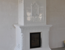 Nasze realizacje - Piece kaflowe NR-PK-43 - Piec kaflowy w szkliwie biel błysk z wkładem z płaszczem wodnym Brunner HKD 2.2, który ogrzewa 150m2 powierzchni domu.