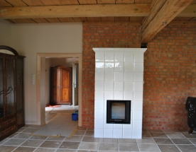 Nasze realizacje - Piece kaflowe NR-PK-46 - Piec kaflowy z wkładem Spartherm Mini Z1 H2O (płaszcz wodny). Kafle ceramiczne biel błysk typ: puduszka. W niektórych miejscach wstawione kafle typu serwetka. projekt: Marcin Deręgowski