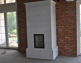 Nasze realizacje - Piece kaflowe NR-PK-47 - Piec kaflowy z wkładem Spartherm Mini Z1 z zamontowaną masą kumulacyjną. Proces spalania jest realizowany za pośrednictwem sterownika elektronicznego, dzięki któremu maksymalnie wydłuża się proces promieniowania ciepłych kafli do pomieszczenia. Kafle ceramiczne biel błysk typ: poduszka. projekt: Marcin Deręgowski