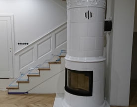 Nasze realizacje - Piece kaflowe NR-PK-49 - Piec kaflowy okrągły z białych kafli. Wewnątrz wkład stalowo-szamotowy z promieniem 424r. Do wkładu dołączona dodatkowa masa kumulacyjna nałożona na rurę spalinową. projekt: Marcin Deręgowski