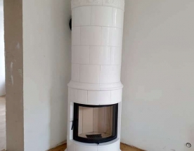 Nasze realizacje - Piece kaflowe NR-PK-63 - Klasyczny biały piec kaflowy z wysokiem wkłądem 57cm. Na wyjście spalin nakładane dodatkowe   pierścienie akumulacyjne. Kalfle wewnętrz konstrukcji pieca wypełniane w pełni szamotem. projekt: Marcin Deręgowski