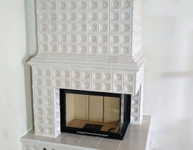 Nasze realizacje - Piece kaflowe NR-PK-68 - Piec kaflowy na bazie wkładu narożnego Hajduk. Kafle ceramiczne o wzorze odtworzeniowym w kolorze szkliwa biel cracle. projekt: Marcin Deręgowski