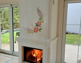 Nasze realizacje - Piece kaflowe NR-PK-69 - Piec kaflowy z dodatkową masą akumulacyjną na wyjściu spalin. Kafle ceramiczne biały błysk z ręcznie formowanym obrazkiem ,który dodatkowo jest podrzeźbiony. Wkład kominkowy Hajduk Volcano 1V.projekt: Marcin Deręgowski